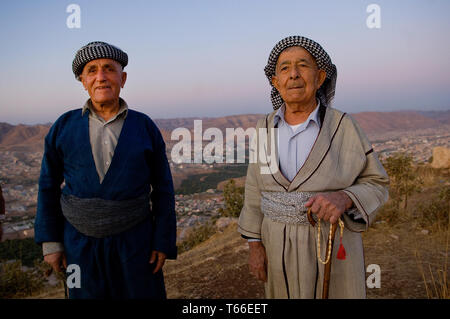 Kurdische Männer tragen traditionelle Kleidung tragen nach Ansicht von Dohuk, der kurdischen Region des Irak Stockfoto