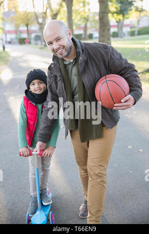 Portrait gerne Vater und Sohn spielen im Herbst Park Stockfoto