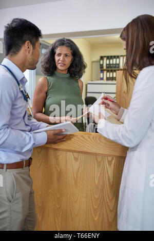 Ärzte sprechen in Klinik Stockfoto