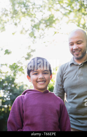 Portrait gerne Vater und Sohn im Park Stockfoto