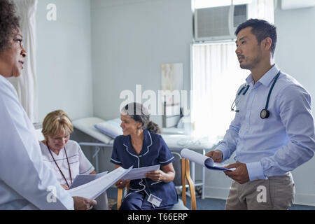 Ärzte treffen, Beratung in der Klinik Stockfoto