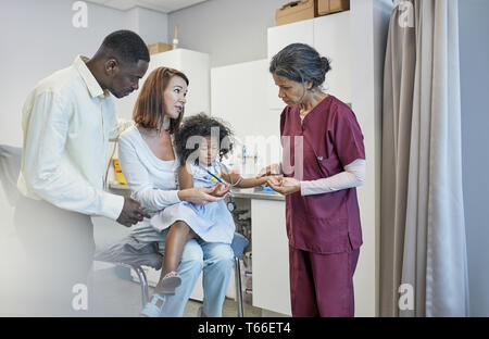 Weibliche Kinderarzt untersuchen Mädchen Patient im Untersuchungsraum Stockfoto