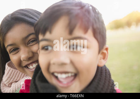 Gerne Bruder und Schwester im Park Stockfoto