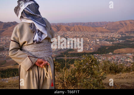 Kurdische Mann in traditioneller Kleidung in der Ansicht von Dohuk, der kurdischen Region des Irak Stockfoto