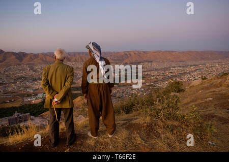 Kurdische Männer tragen traditionelle Kleidung tragen nach Ansicht von Dohuk, der kurdischen Region des Irak Stockfoto