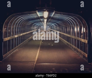 Fußgängerbrücke über Station in Cambridge Stockfoto