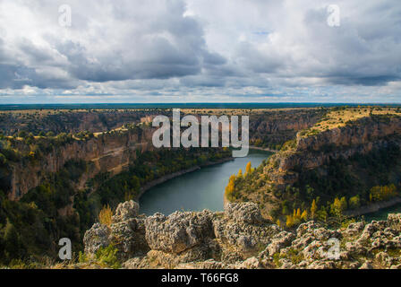 Fluss Duraton und San Frutos Kirche. Hoces del Duraton Naturschutzgebiet, Segovia Provinz Castilla Leon, Spanien. Stockfoto