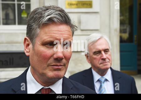 (Nach rechts) Shadow Brexit Staatssekretär Sir Keir Starmer links und Schatten der Schatzkanzler John McDonnell Verlassen des Cabinet Office in Westminster, London, nach der letzten Runde der Brexit spricht. Stockfoto