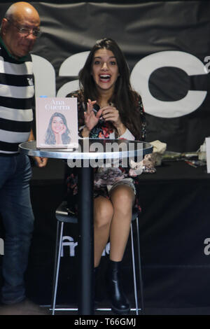 Ana Guerra unterschreibt Bücher bei ihrer Buchsignierveranstaltung in Barcelona. Ana Guerra Firma de libros en Barcelona. Firmando Con Una Sonrisa entre Fans. Stockfoto