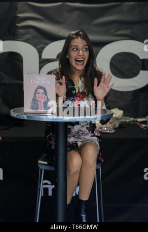 Ana Guerra unterschreibt Bücher bei ihrer Buchsignierveranstaltung in Barcelona. Ana Guerra Firma de libros en Barcelona. Firmando Con Una Sonrisa entre Fans. Stockfoto