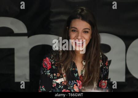 Ana Guerra unterschreibt Bücher bei ihrer Buchsignierveranstaltung in Barcelona. Ana Guerra Firma de libros en Barcelona. Firmando Con Una Sonrisa entre Fans. Stockfoto