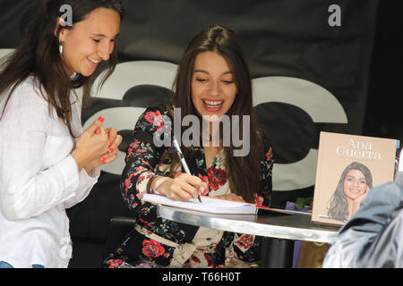 Ana Guerra unterschreibt Bücher bei ihrer Buchsignierveranstaltung in Barcelona. Ana Guerra Firma de libros en Barcelona. Firmando Con Una Sonrisa entre Fans. Stockfoto