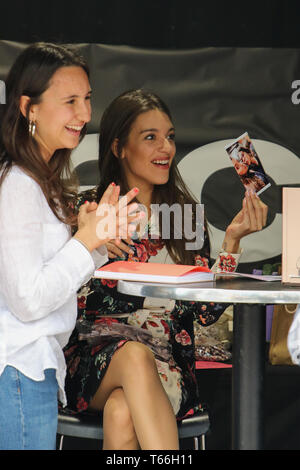 Ana Guerra unterschreibt Bücher bei ihrer Buchsignierveranstaltung in Barcelona. Ana Guerra Firma de libros en Barcelona. Firmando Con Una Sonrisa entre Fans. Stockfoto