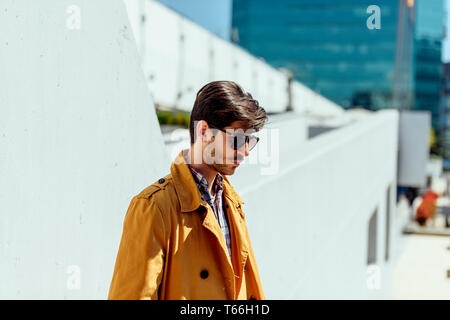 Portrait einer jungen gutaussehenden Mann, Modell der Mode, mit schwarzen Sonnenbrillen Stockfoto