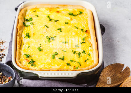 Zwiebel Torte mit Käse und Kräutern in einem schwarzen Auflaufform. Stockfoto