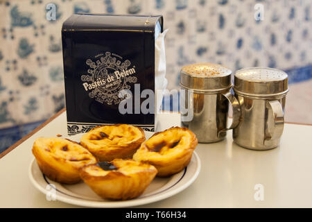 Berühmte original pasteis de Nata in der ursprünglichen Bäckerei, wo Sie in Belem erfunden wurden, Stockfoto