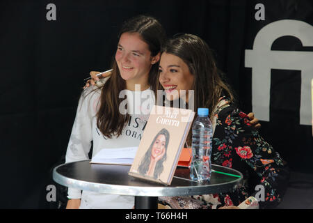 Ana Guerra unterschreibt Bücher bei ihrer Buchsignierveranstaltung in Barcelona. Ana Guerra Firma de libros en Barcelona. Firmando Con Una Sonrisa entre Fans. Stockfoto