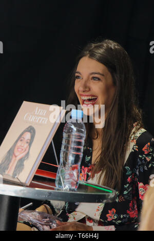 Ana Guerra unterschreibt Bücher bei ihrer Buchsignierveranstaltung in Barcelona. Ana Guerra Firma de libros en Barcelona. Firmando Con Una Sonrisa entre Fans. Stockfoto