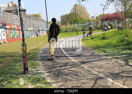 Skateboarder in allen Gärten, in der Nähe der Brick Lane Market, und entlang der Buxton Street, in Spitalfields, East London, Großbritannien Stockfoto