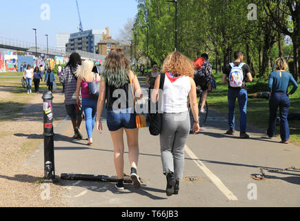 Wandern in allen Gärten, in der Nähe der Brick Lane Market, und entlang der Buxton Street, in Spitalfields, East London, Großbritannien Stockfoto