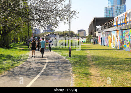 Allen Gärten, in der Nähe der Brick Lane Market, und entlang der Buxton Street, in Spitalfields, East London, Großbritannien Stockfoto