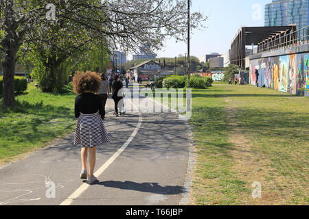 Allen Gärten, in der Nähe der Brick Lane Market, und entlang der Buxton Street, in Spitalfields, East London, Großbritannien Stockfoto