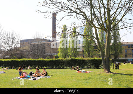 Allen Gärten, in der Nähe der Brick Lane Market, und entlang der Buxton Street, in Spitalfields, East London, Großbritannien Stockfoto