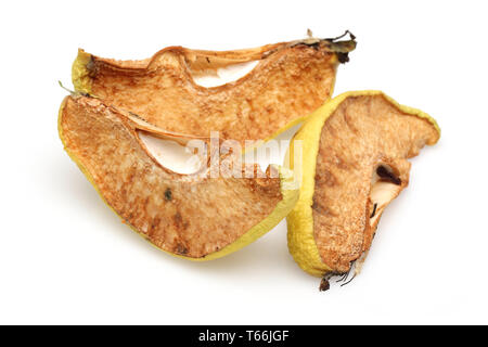Getrocknete Quitte Fruchtschnitten auf weißem Hintergrund Stockfoto