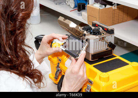 Frau arbeiten mit LWL-fusion Splicer Stockfoto