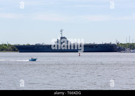 Die USS Yorktown an Patriots Point in Charleston, South Carolina, USA. Das Museumsschiff ist ein Nationales Historisches Wahrzeichen. Stockfoto