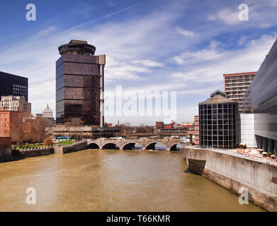 Rochester, New York, USA. April 25, 2019. Blick von der Court Street Bridge mit Blick auf den Genesee River und Downtown Rochester, New York in den späten aft Stockfoto