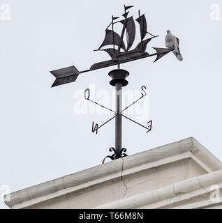 Segelschiff weathervane mit einer Taube auf der Oberseite Stockfoto