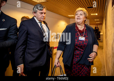 Der ehemalige britische Premierminister Gordon Brown und der norwegische Ministerpräsident Erna Solberg am World Economic Forum in Davos. Stockfoto