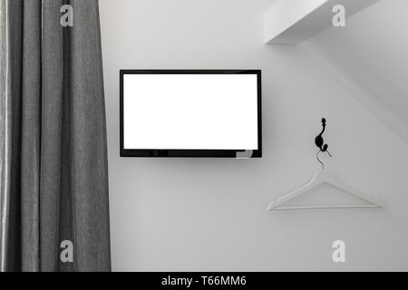 Helle Schlafzimmer im Loft Interieur mit TV an der Wand Stockfoto