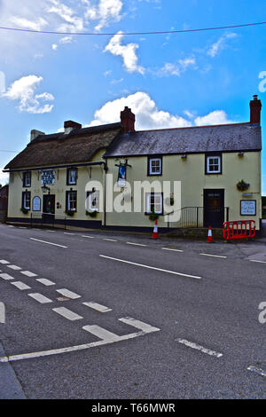 Das Star Inn in dem kleinen Dorf Treos, in der Nähe von Bridgend, ist eine beliebte traditionelle öffentliche Haus Verkauf von Essen und Trinken. Stockfoto