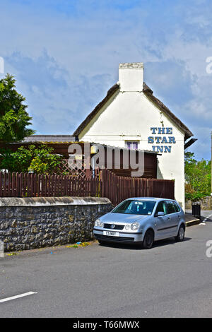 Das Star Inn in dem kleinen Dorf Treos, in der Nähe von Bridgend, ist eine beliebte traditionelle öffentliche Haus Verkauf von Essen und Trinken. Stockfoto