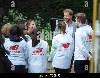 Prinz Harry gesehen lachend mit Freiwilligen vor der Siegerehrung am Virgin London Marathon 2019 in London. Stockfoto