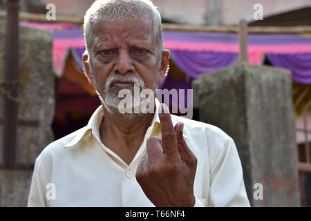 Ein alter Mann aus dem Dorf gesehen, wie seine eingefärbten Finger zeigen nach Voting Bhiwandi Wahlkreis. Phase 4 Der Loksabha Wahlen tritt weg in Indien, wo die Wahlen in 7 Phasen ab 11. April bis 19. Mai stattfinden wird. Phase 4 Der Abstimmung im Jahr 2019 LokSabha Wahl fand über 72 parlamentarischen Wahlkreise in neun Mitgliedstaaten am Montag mit 17 in Maharastra am 29. April, gefolgt von Ergebnissen am 23. Mai. Stockfoto