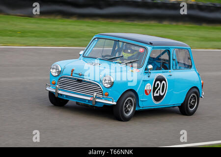 1964 Austin Mini Cooper S mit Fahrer Endaf Owens während der Betty Richmond Trophy Rennen in der 77. Goodwood GRRC Mitgliederversammlung, Sussex, UK. Stockfoto