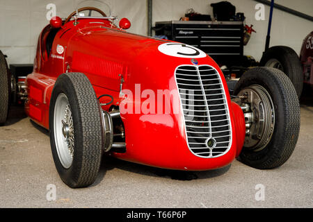 1938 Maserati 6 CM im Fahrerlager, Parnell Cup Teilnehmer an der 77. Goodwood GRRC Mitgliederversammlung, Sussex, UK. Stockfoto