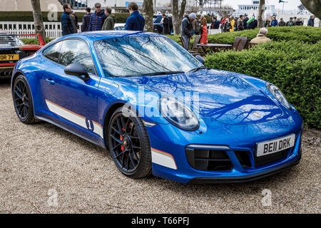 Derek Bell's 2017 Porsche 911 Carrera GT3 Am 77. Goodwood Mitgliederversammlung, Sussex, UK. Stockfoto