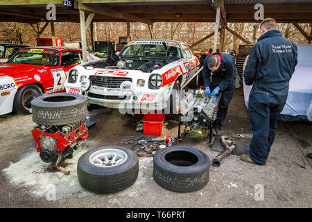 Am 1978. Chevrolet Camaro Z28 sind umfangreiche Reparaturen im Gange. Teilnehmer am Gerry-Marshall-Trophäenrennen beim Goodwood Member Meeting 77., Sussex Stockfoto