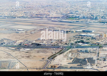 Luftbild bei Zunahme von Doha City. Ras Abu Abboud Expy Straße mit F-Ring Abschnitt, Teil der Hamad Internationalen Flughafen Landebahn. Stockfoto