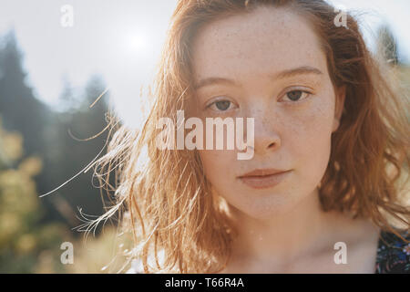 Close up Portrait ernst junge Frau mit Sommersprossen Stockfoto