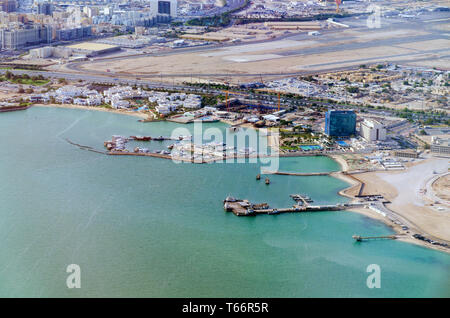 Luftaufnahme in Doha, Katar. Blick vom Persischen Golf auf die Start-und Landebahn von Hamad International Airport. Stockfoto