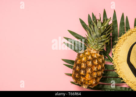 Sommer flach Hintergrund auf Rosa. Stockfoto