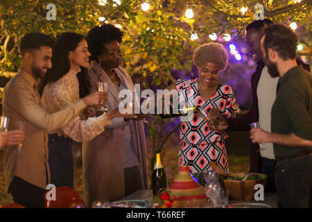 Freunde feiern, trinken Champagner zum Abendessen Garden Party Stockfoto