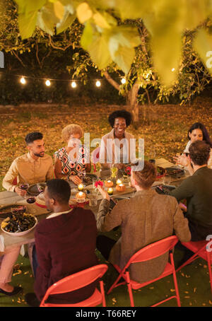 Freunde genießen das Abendessen Garden Party Stockfoto