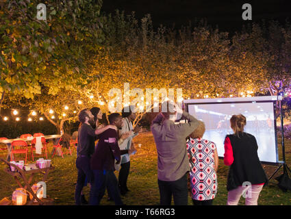 Friends Basketball Spiel auf Leinwand im Hinterhof Stockfoto