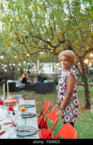 Porträt Frau hosting Abendessen Garden Party Stockfoto